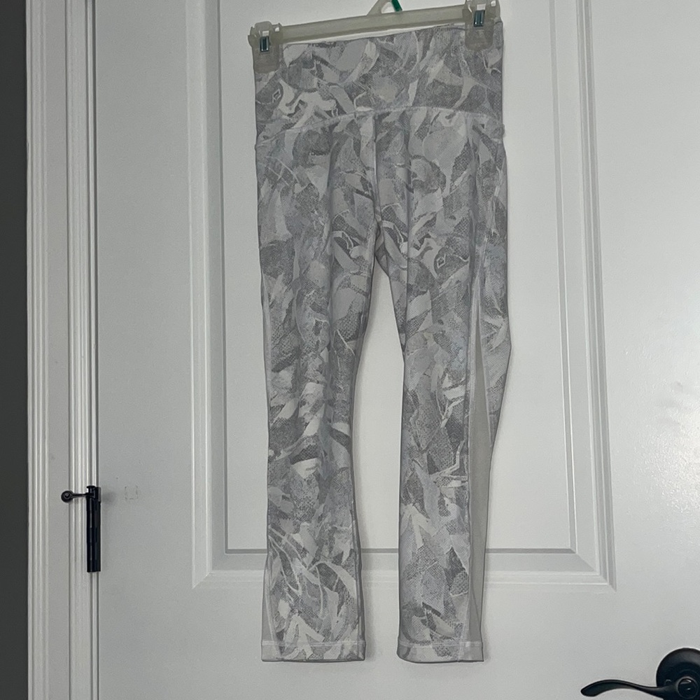 LULULEMON CROPPED WHITE LEGGINGS